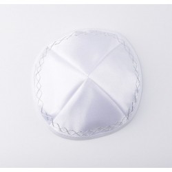 Кипа біла зі срібною обробкою — діаметр 17 см Кипа біла зі срібною обробкою — діаметр 17 см