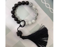 Чотки-браслет на руку чорно-білі з візерунком, китицею та фігуркою лева, 16 мм