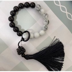 Чотки-браслет на руку чорно-білі з візерунком, китицею та фігуркою лева, 16 мм