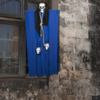 Декор для хеллоуїна Примарний Череп (95см) синій 10080