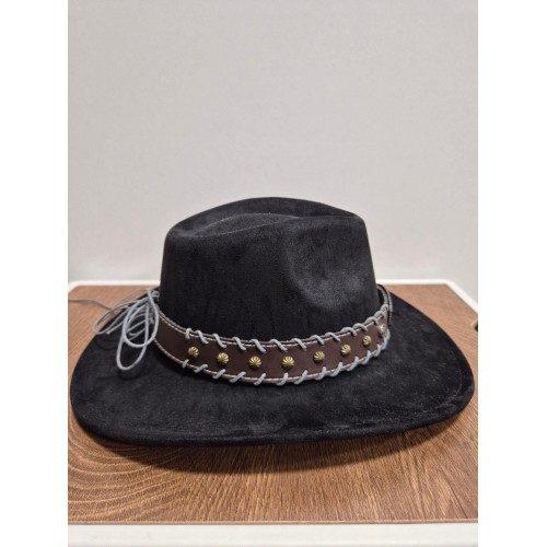 Чорний ковбойський капелюх з великою пряжкою «голова бика» — стиль Дикого Заходу