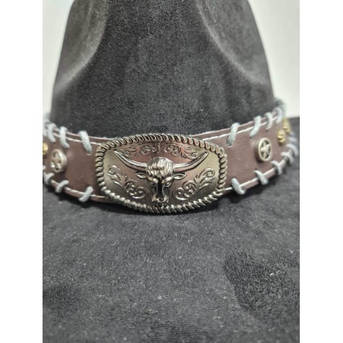 Чорний ковбойський капелюх з великою пряжкою «голова бика» — стиль Дикого Заходу