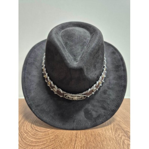 Чорний ковбойський капелюх з великою пряжкою «голова бика» — стиль Дикого Заходу