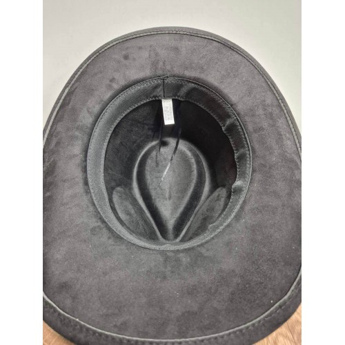 Чорний ковбойський капелюх з великою пряжкою «голова бика» — стиль Дикого Заходу